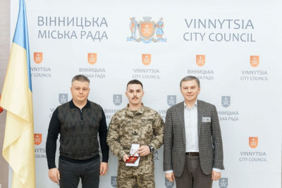 2880660-za-zaslugi-pered-vinnitseyu-pilot-z-pozivnim-karaya-otrimav-pochesnu-nagorodu.jpeg