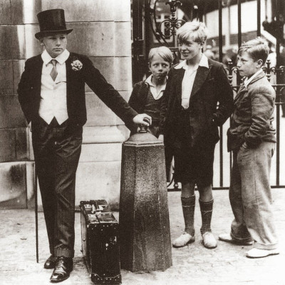 Toffs-and-Toughs-The-photo-that-illustrates-the-class-divide-in-pre-war-Britain-1937.jpg