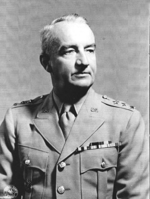 Gen_Robert_L_Eichelberger_Wikipedie_22.jpg