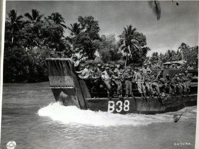 SC_207688_Landing_craft_carrying_24th_Infantry_Division_troops_up_Mindanao_River_for_Fort_Pikit_attack_April_1945_33.jpg