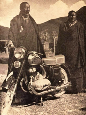 Tibetští mniši s československým motocyklem Jawa 250.JPG