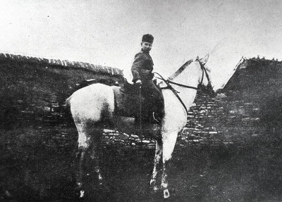 Nejmladší příslušník pěšího pluku č3. Je to 13letý Román Dzoba jenž provedl několik odvážných kousků a dostal za to svolení k nošení uniformy. Zůstal u pluku a je sluhou účetního poddůstojníka Šimčíka.  1916.jpg