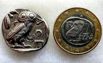 Řecká jednoeurová mince nese stejný emblém jako starověká aténská stříbrná tetradrachma z let 425–400 před naším letopočtem.JPG