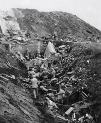 Příkop na Iwotdžimě_vel. stanoviště_Wiki_33.jpg