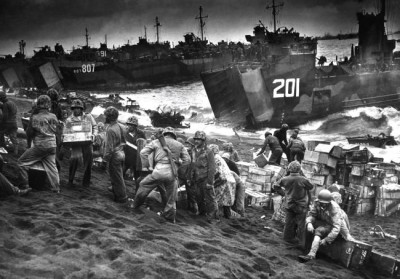 Americké zásoby vyloděnéna na Iwodžimě_22.jpg