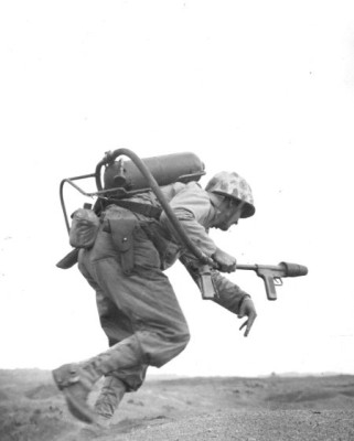 Operator plamenometu_Iwo_Jima_33.jpg