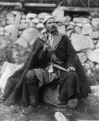 836px-Old_peasant_with_dagger_and_long_smoking_pipe,_Mestia,_Svanetia,_Georgia_(Republic).jpg