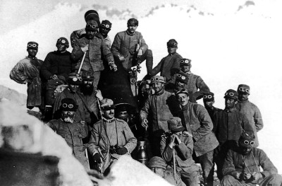 Obsluha děla poblíž hory Adamello