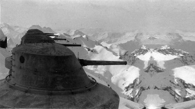 pohled do týlu s věžemi FB Fort Saint-Roch.jpg