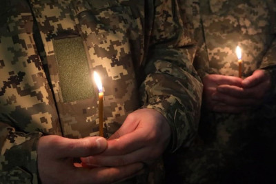 _traur_ukr_viyskovi_zapaleni_svichki_gettyimages_1246271903_fd451aaa86fb390b38cd18729da6bd3f_1300x820_fc7f3162ce3f837fc87edf564370a6dc_1200x675.jpg
