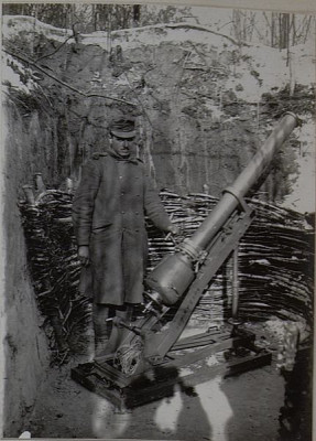 Luftminenwerfer_in_einer_Stellung_des_Landwehrinfanterieregimentes1_(BildID_15457193).jpg