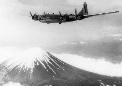 č. 1 Titulka B-29_Superfortress_of_499_th_BG_Flies_Over_Mount_Fuji.jpg