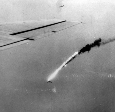 č. 9 B-29_21st_BC_falls_to_sea_after_hit_over_Japan_45.jpg