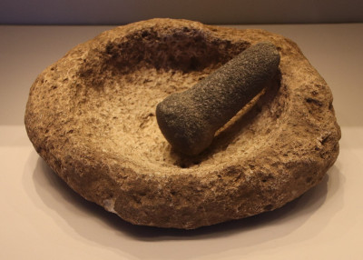 Basalt_&_Limestone_Mortar_&_Pestle,_Natufian_Culture.jpg