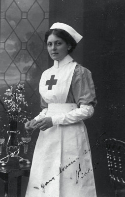 Violet_Jessop_in_Voluntary_Aid_Detachment_Uniform.jpg