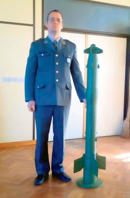 Pukovnik-Bojan-Pavkovic-sa-raketom-2T5 – kopie.jpg