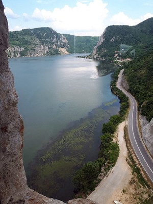 34 6elezná vrata a stará a nová silniuce za hradem.jpg