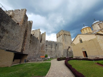 nádvoří donjon kostel.jpg