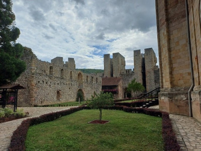 nádvoří s refektářem.jpg