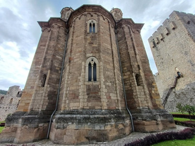 nádvoří kostel a donjon.jpg