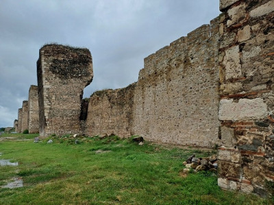 Smederevo hradby u pevniny 2.jpg