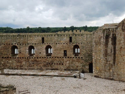 Smederevo palác a donjon.jpg