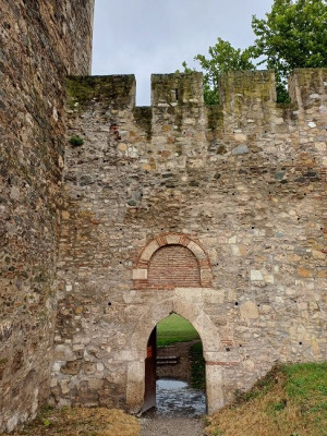 Smederevo hradby uJezavy brána.jpg