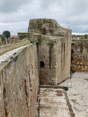 Smederevo  jádro věž nakřivo.jpg