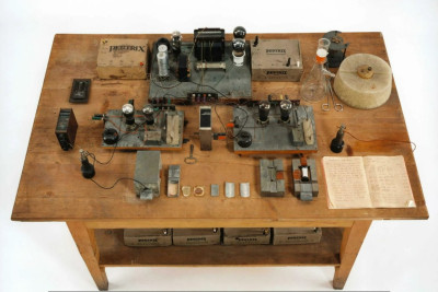 Pracovní stůl Hahn.jpg