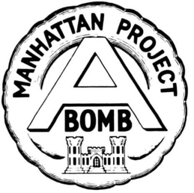 632-wikimedia-commons-neoficialni-logo-projektu-z-roku-1946-Manhattan_Project_emblem.jpg
