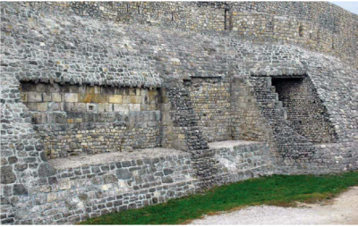 Horní město římské hradby v parkánu.png