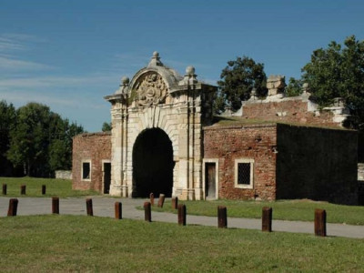 Dolní město brána Karla VI.jpg