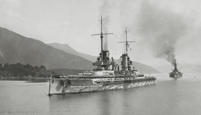 SMS Kaiser, the lead ship of the Kaiser class of battleships with her sistership SMS Friedrich der Große in Norway, early August 1913.jpg
