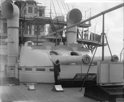 Velká Británie_dělová věž 254 mm.jpg