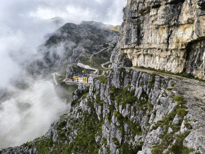 Pohled na horskou chatu Rifugio Achille Papa, která je postavena na místě budov z války (vlastní foto)