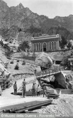 Stavba vodovodu z Malga dei Busi (zdroj Museo Storico Italiano della Guerra di Rovereto)