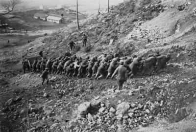 Přesun děla do palebného postavení (zdroj Museo della Guerra di Rovereto)