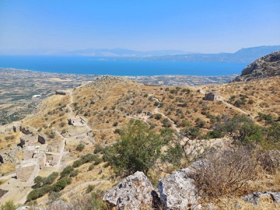 Acrocorinth hradby a nádvoří.jpg