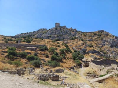 Acrocorinth nádvoří.jpg