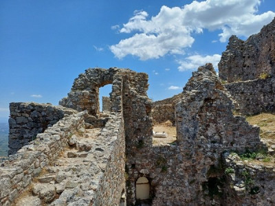 Mystra hrad 4 Hradba nad branou do jádra.jpg