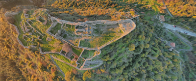 mystra hrad 5  z dronu.png