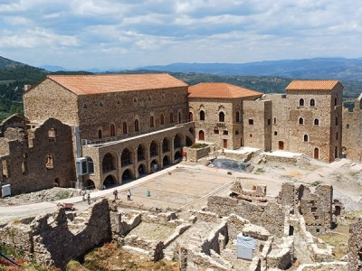 Mystra město 1 despotův palác ponrekonstrukci.jpg