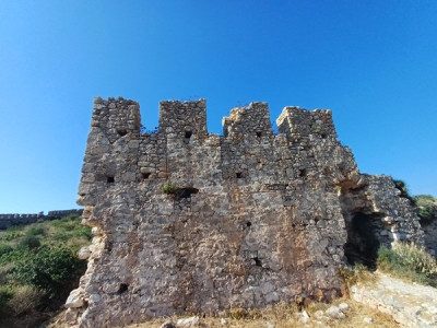 Navarino Zazděné cimbuří branské věže.jpg