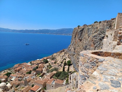 Monemvasia hradba nad městem 2.jpg