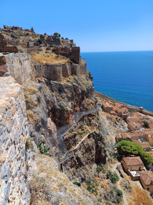 Monemvasia hradba nad městem.png