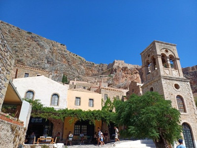 Monemvasia kostel a v pozadí vstup.jpg