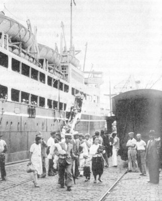 Japanese_Immigrants_disembarkment_in_Brazil_1937.jpg