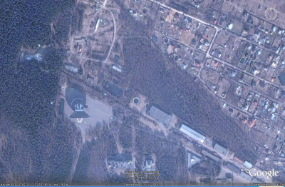 3. Radioteleskop. Opět chlapská velikost. Porovnej s Budovami. Na 5-ti hodinách je řada dalších teleskopů, menších. Domnívám se, že se jedná spíše než obranný systém o aplikace týkající se kosmu.