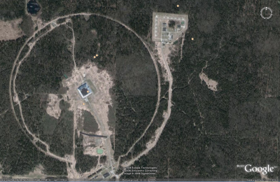 2. Radar kompletu protiraketové obrany Moskvy. Není to žádný drobek...porovnej s budovami na 6-ti a jedné hodině. Na jedné hodině je skupina odpalovacích zařízení. Má jich být celkem 56-68 kolem Moskvy. Údaje se liší.