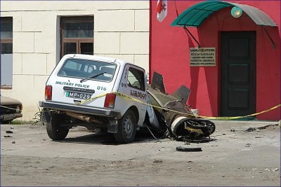 zeminu na trupe a okolo krídla